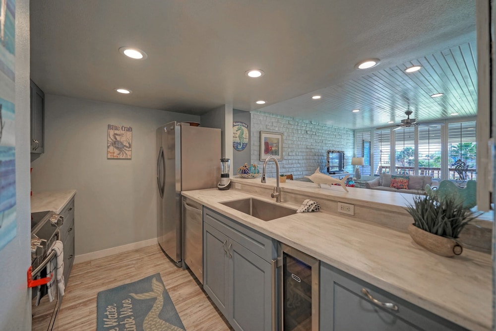 Pour Me a Vacation Mins to Beach Community Pool Tennis Court Private Balcony