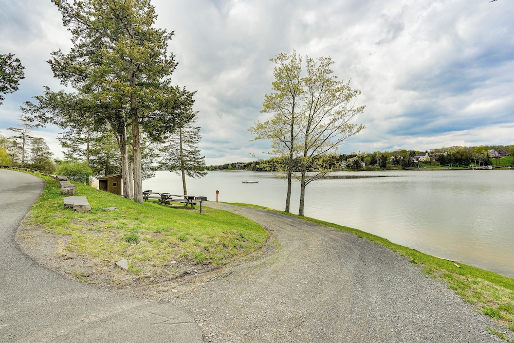 Fire Pit, Deck & Water Views: Athens Home!