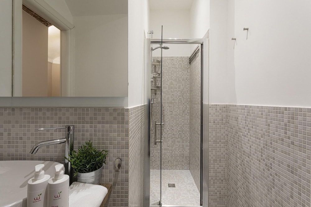 Vegetti Twin Apartments A by Wonderful Italy view 5