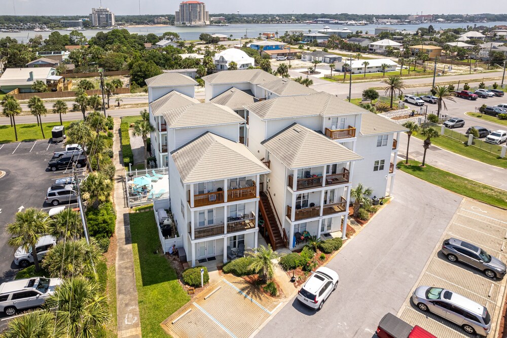 Sunset Cottage 1c 2 Bedroom Condo by RedAwning