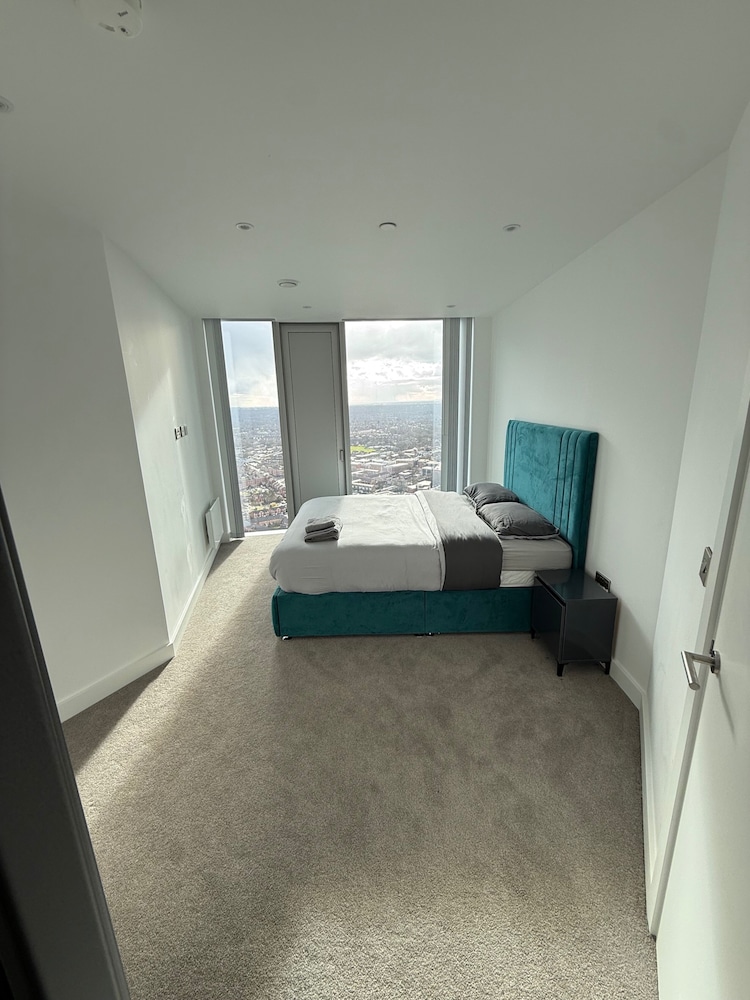 Apt Sleeps 6 With Two Bathrooms
