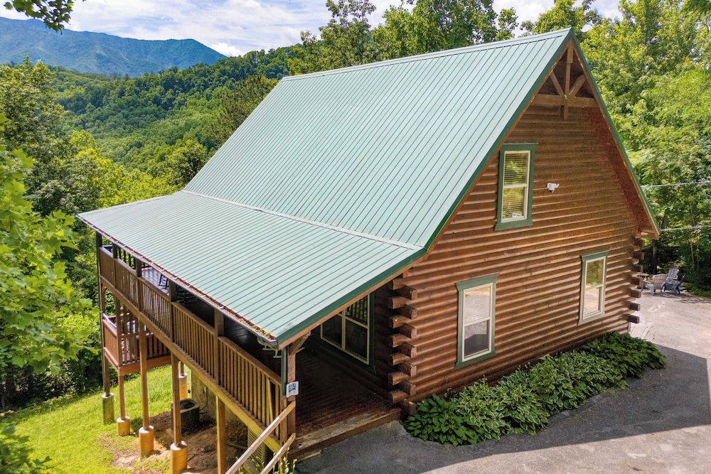 Triple Mountain View by Avantstay: Hot Tub, Game Room & Stunning Smoky Mountain Views
