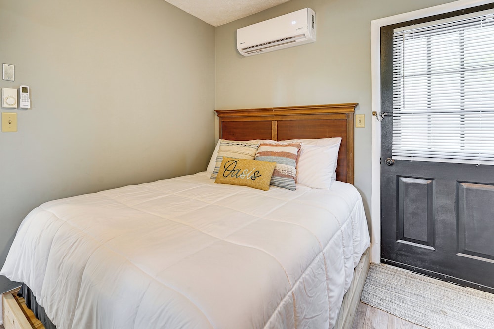 2 Mi to Main Street: Cozy Cabin in Monterey!