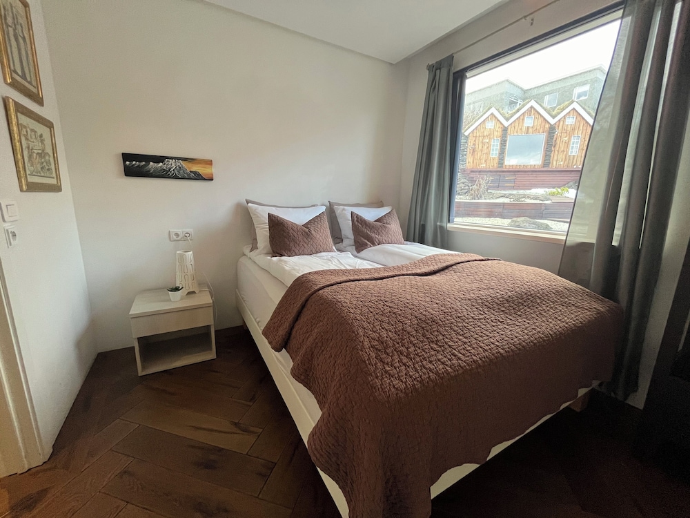 ICELAND SJF Villa , Hot tub & Outdoor Sauna Amazing Mountains View - 15 min to downtown