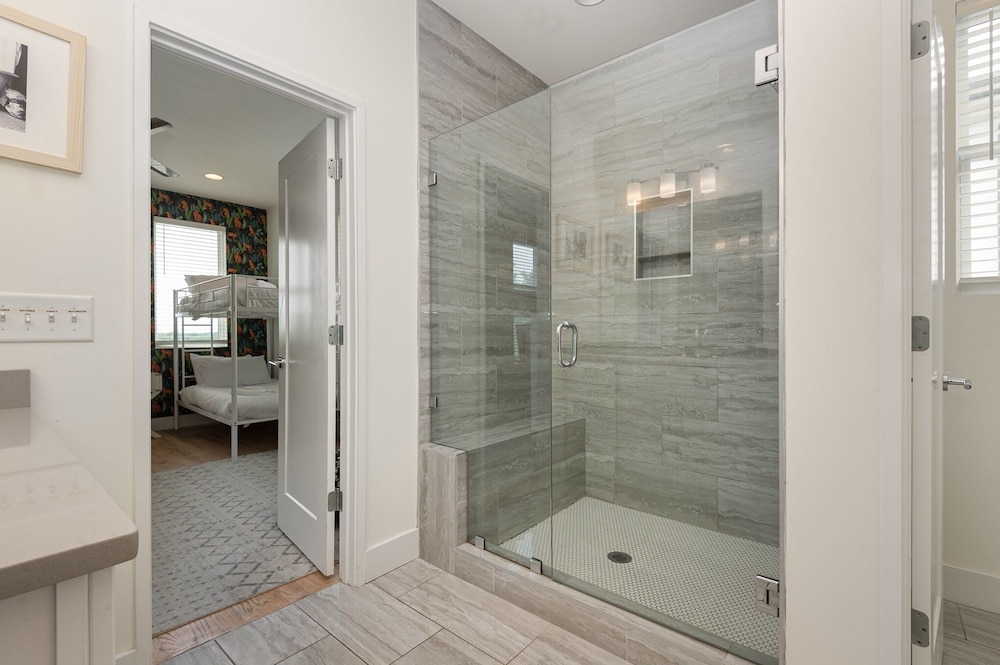 Citrine-private Patio & Balcony-near Germantown