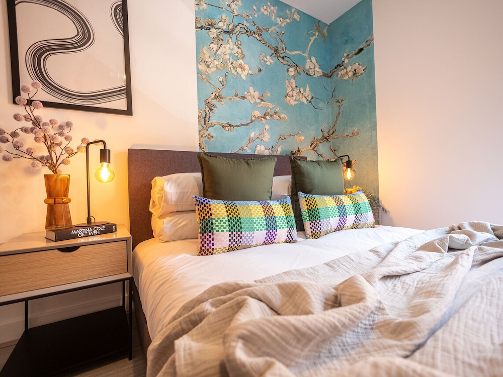 One Bed Apartment Gem Steps to City by Belvilla view 2