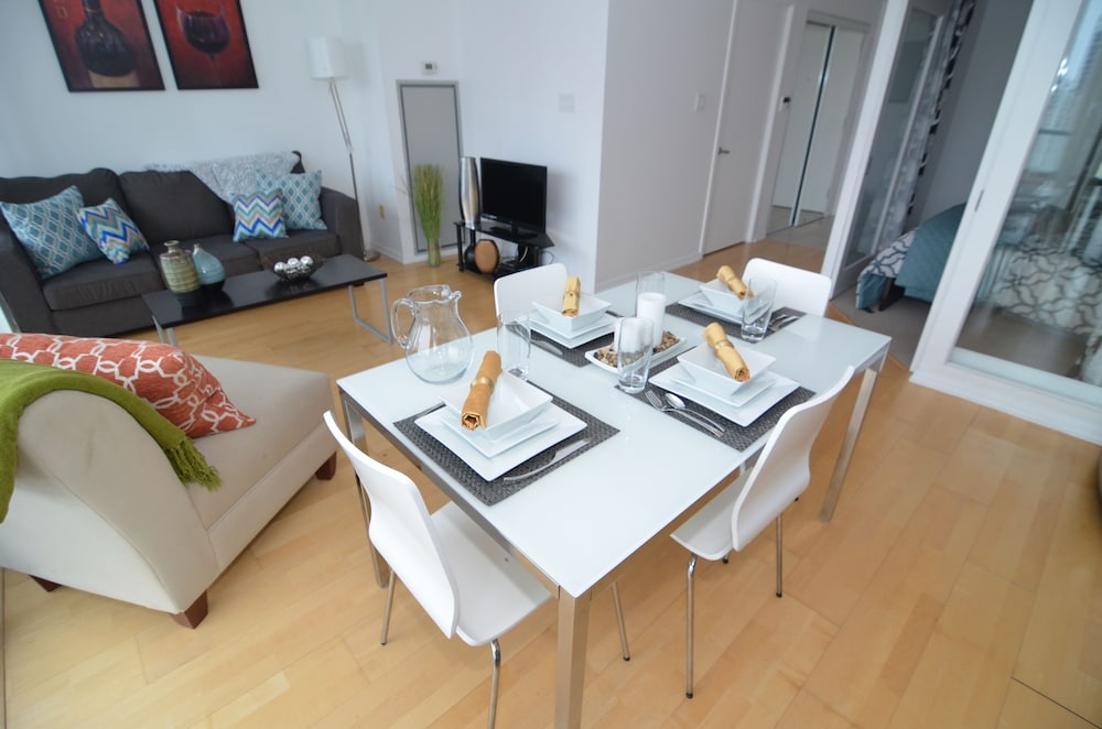 Toronto Escape - The Ruby Pink Suite - Image 3