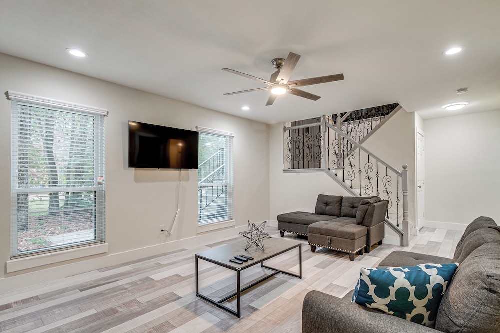 3 Mi to The Woodlands: Warm & Welcoming Home!