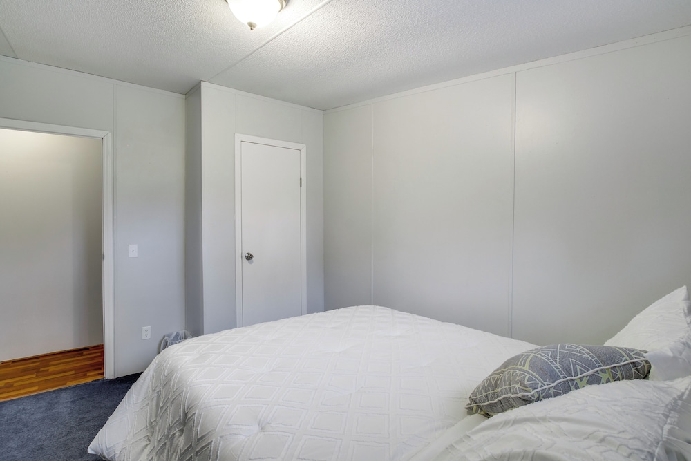 1 Mi to US Marine Base Albany: Cozy Getaway!