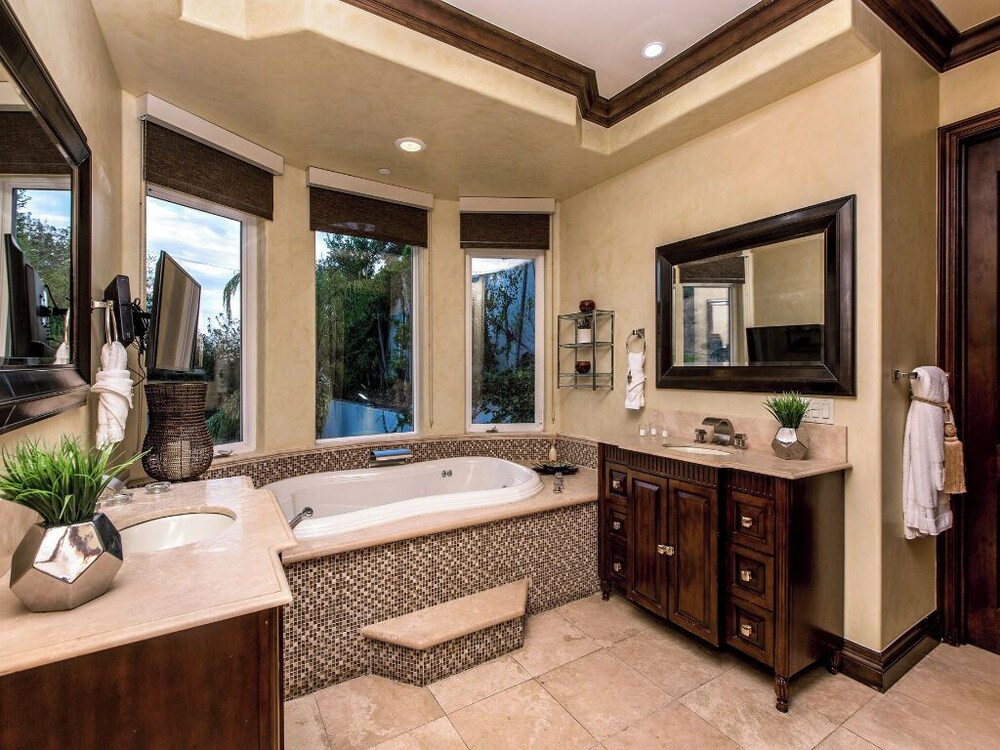 Robmar Mansion - Beverly Hills Mediterranean Estate With Pool & Sport Court