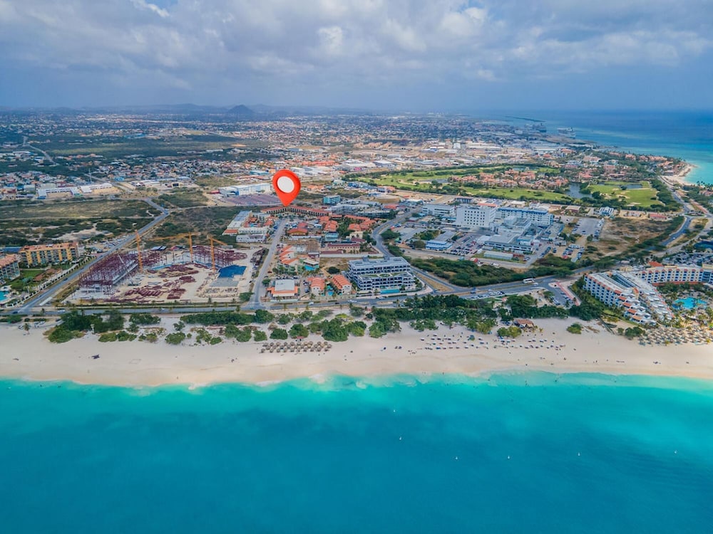 2BR 3min Walk 2 Eagle Beach Pool GYM Parking