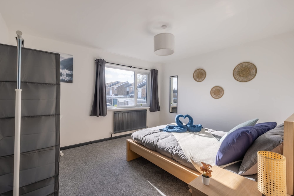 Modern 3 Bed House-free Parking