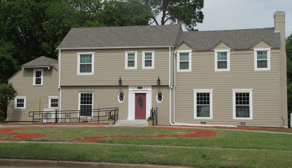 Sulphur Springs Vacations - The Oaks Bed and Breakfast - Property Image 1