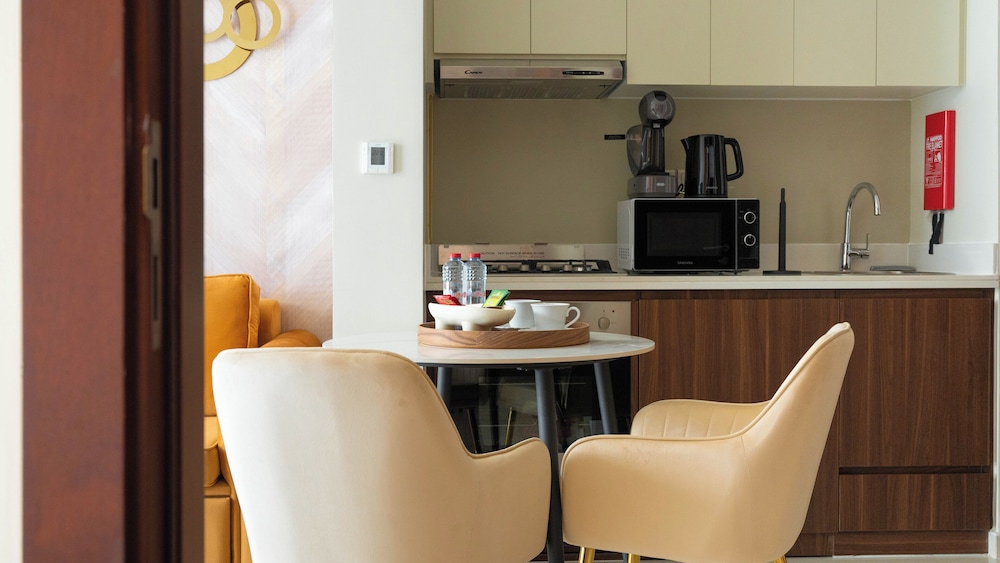 Keyrock Living - 1BR Lake View at Reva