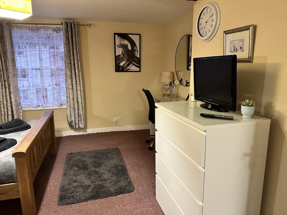 Llanidloes - Sleeps 7 - Parking - Pet Friendly