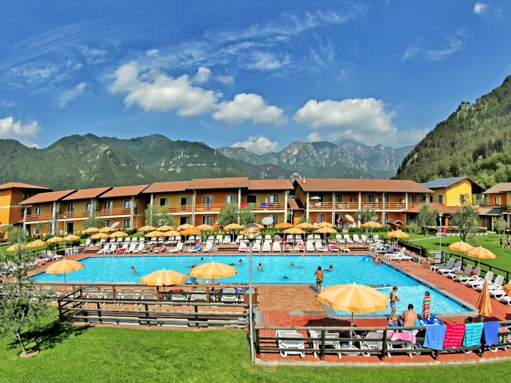 Lake Garda, Beautiful Residence Features Many Facilities view 4