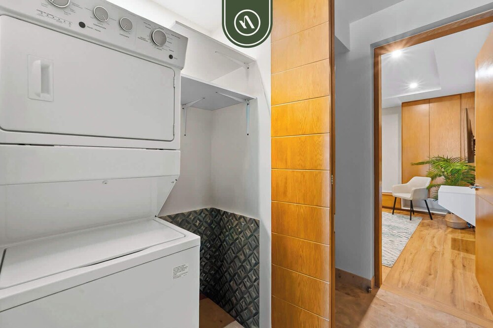 New Stylish 1 BR Condo - Ocean Views - Flex Room