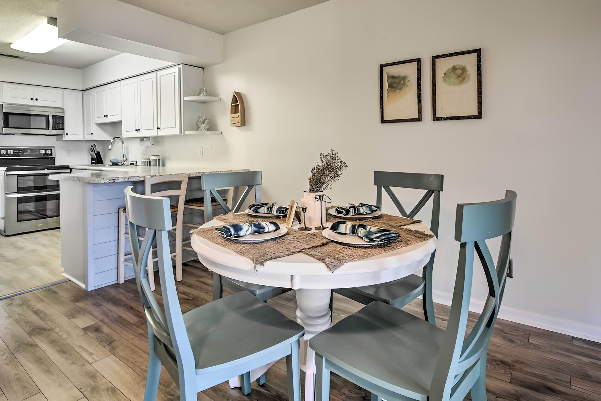 Savannah Townhome w/ Deck - 15 Mi to Beach! view 5