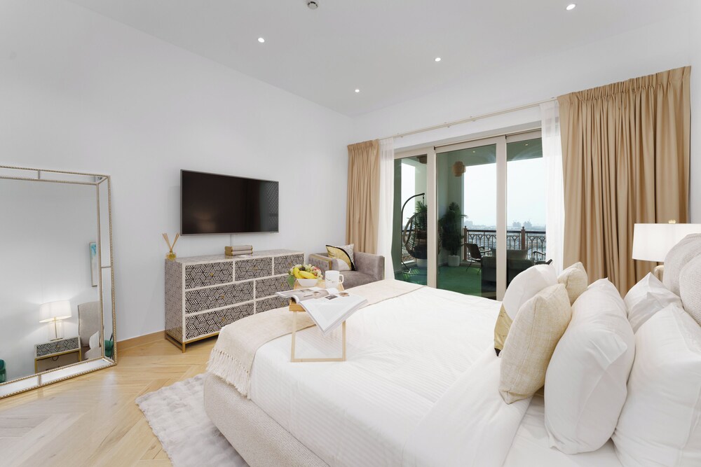 Maison Privee - High-End Palm Apt w/ Picturesque Seafront Views