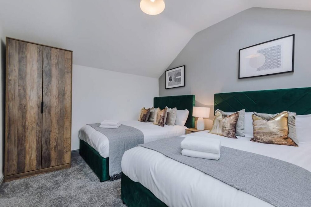 Host Apartments The Roscoe Coach House view 2