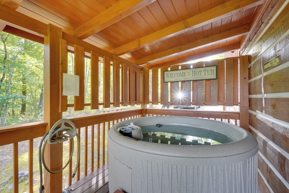Hot Tub & Deck! 'bear Hugs Cabin' Near Gatlinburg