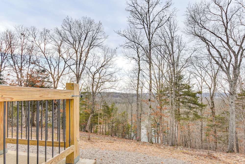Covered Porch & Fire Pit: Cabin in Richland