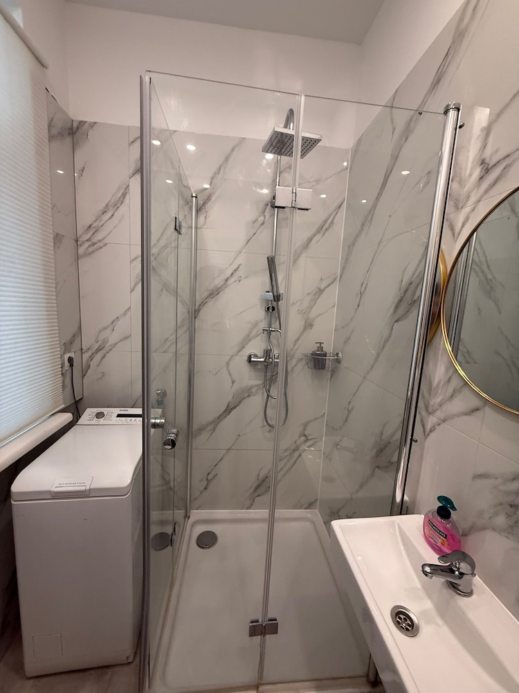 Group Stay 4BR Near Westbahnhof