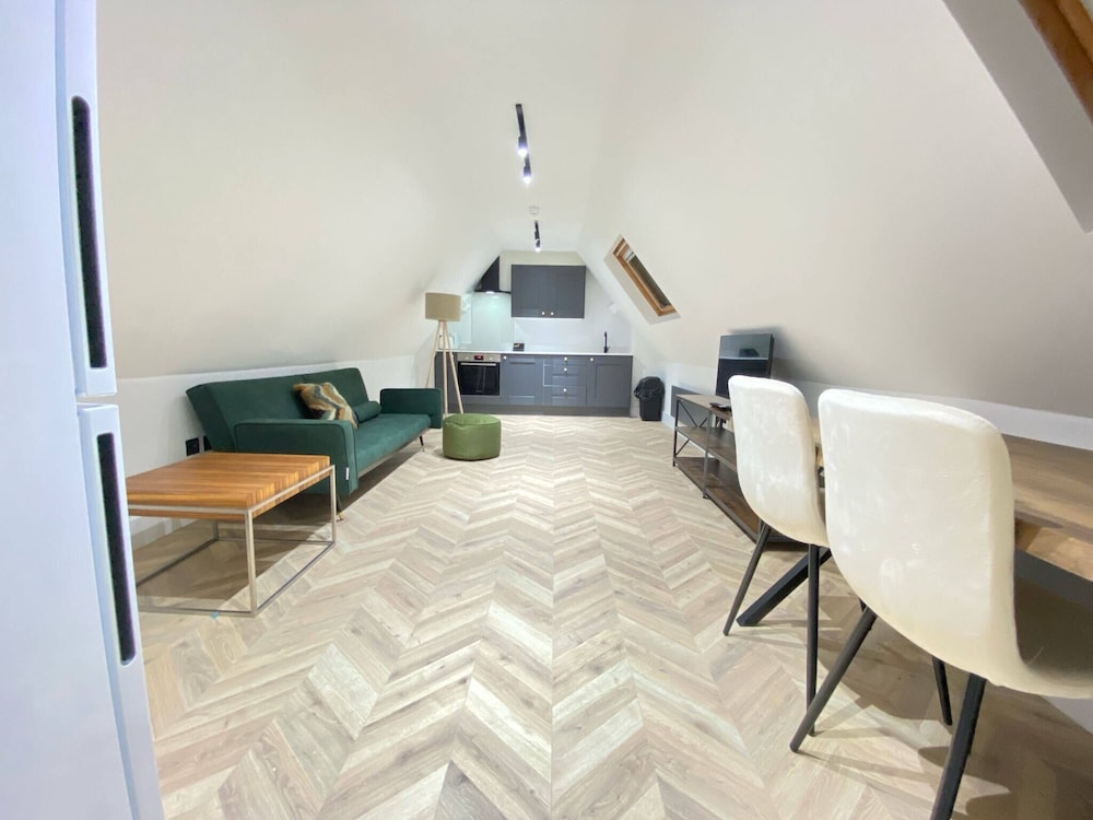 Dippen Hall Signature Apartment - Minutes From LGW