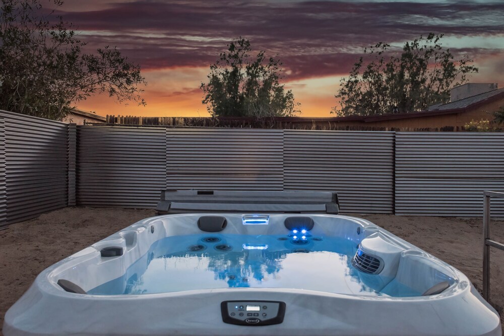 Skull Rock Cottage - Walk To Town & Hot Tub, Star Gazing 1 Bedroom Home