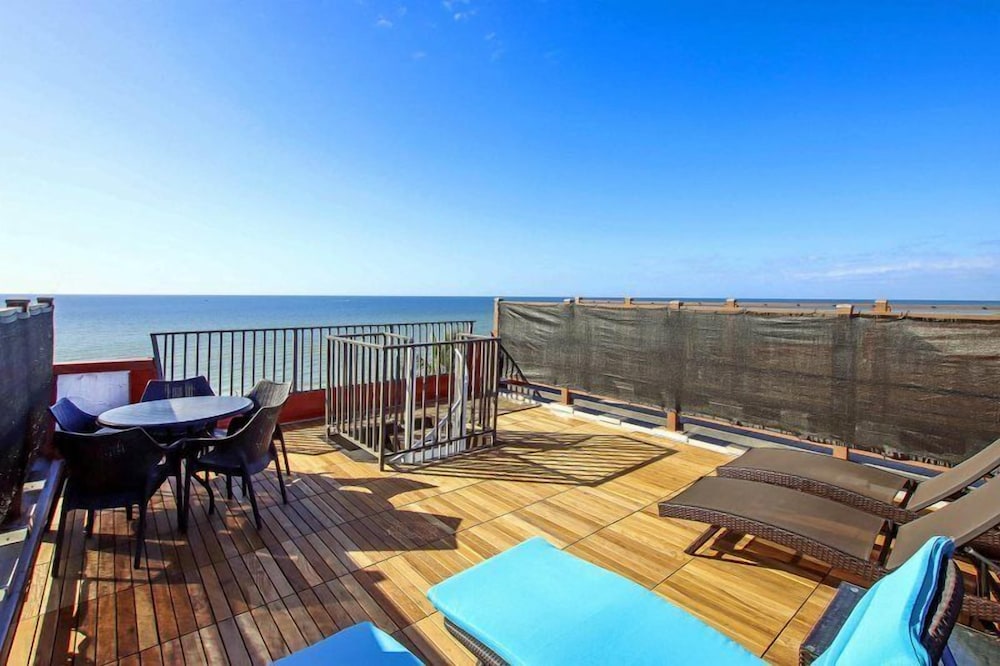 Pointe Santo Condos by Dream Vacation Rentals