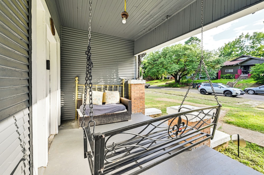 Home w/ Yard - Close to Hospitals, Dtwn Shreveport