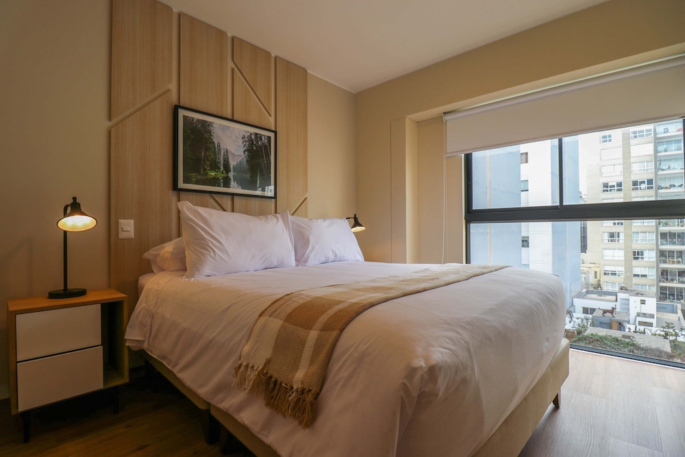 w Radiant 2BR w Great Balcony Near Kennedy Park