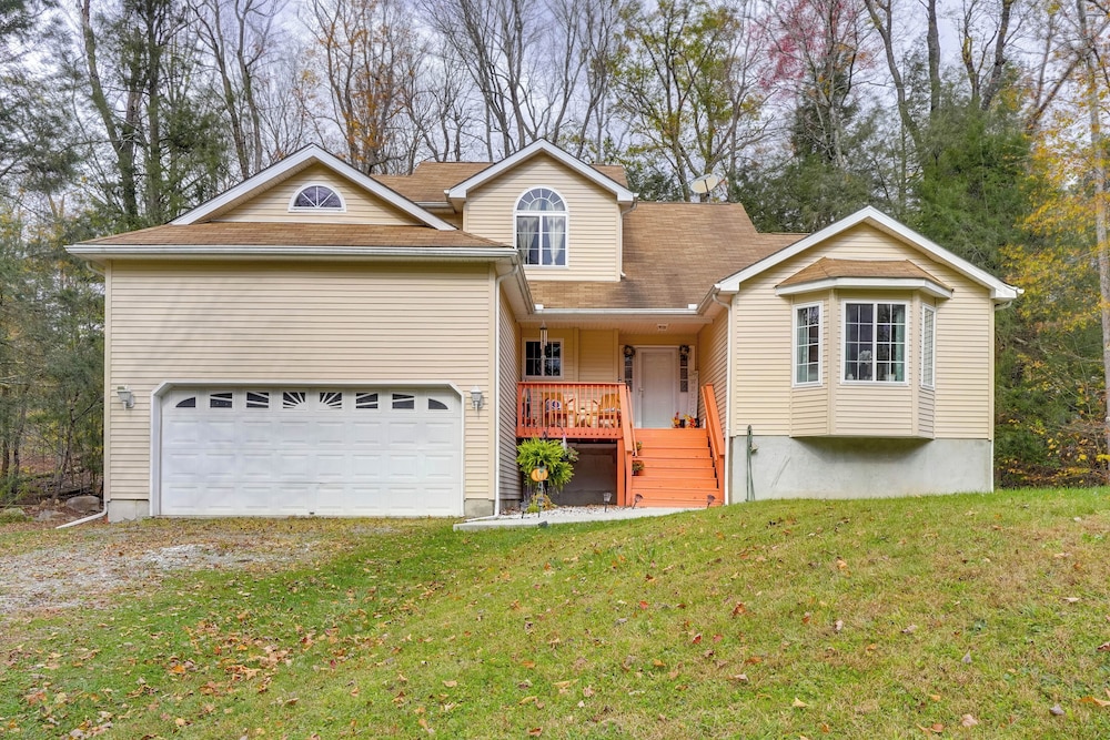 Private Hot Tub! Tobyhanna Getaway 12 Mi to Slopes