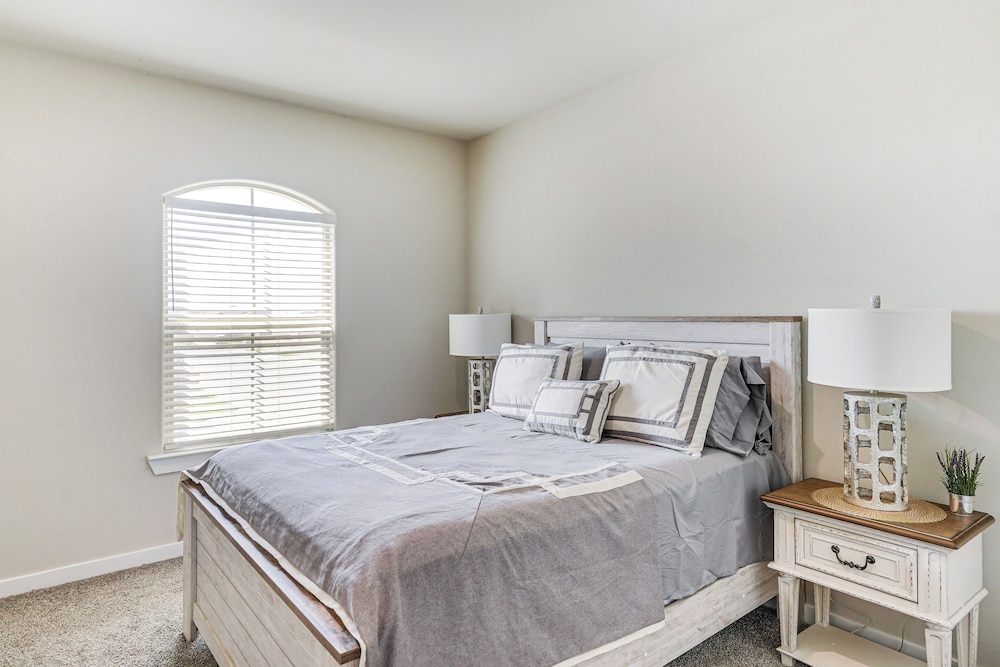 Spacious Family Home w/ Office in Midland-odessa!