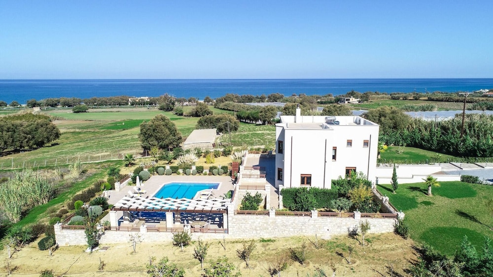 Karyo Villa,- 4bd, 3min On Foot From The Beach!