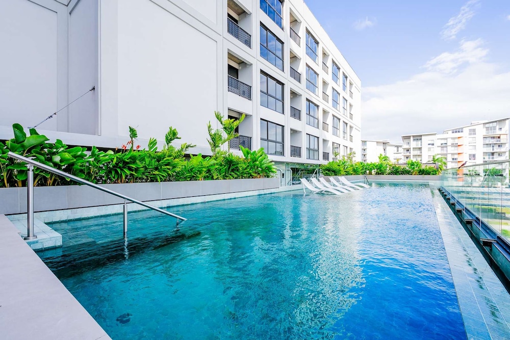 w Splendid 1BR in the Heart of Centriqo
