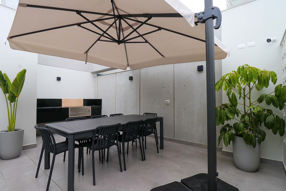 w Spectacular 2BR With Balcony in Miraflores