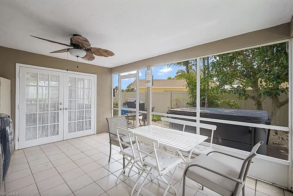 Fall In Naples Hot Tub On 107th 3 Bedroom Home
