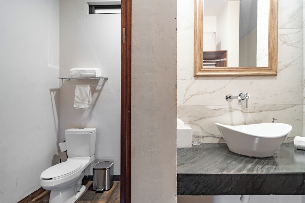 Luxurious 5-bedroom House With Air-conditioning & Private Rooftop in Juriquilla