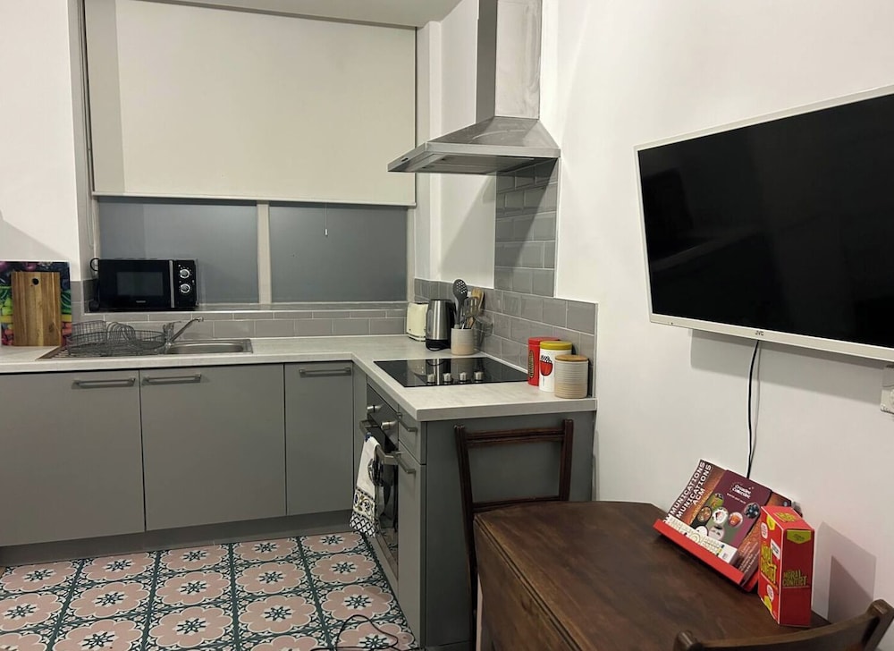 Modern Central Edwardian Apartment 4pp Private Ent