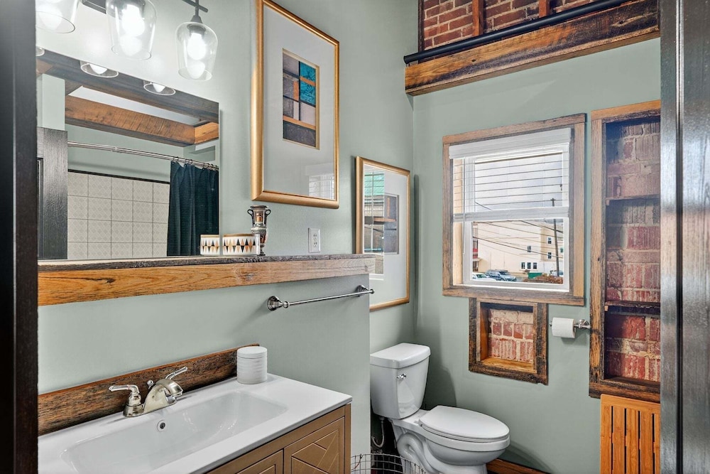 Stylish Retro Stay, Columbia House Unit D 1 Bedroom Apts