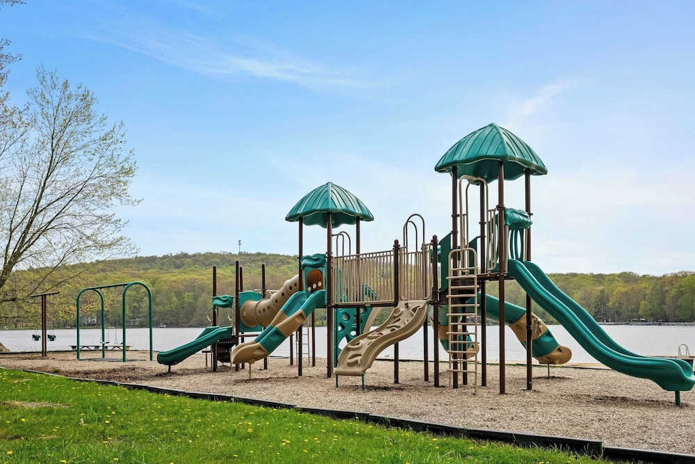 Atlas Point Lodge Sauna, Fireplaces, Kayaks, Lakes + Pet-friendly Yard