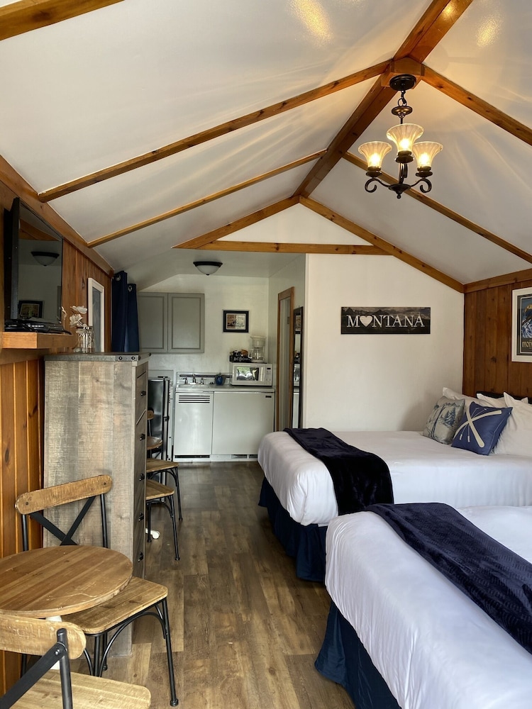 Lamplighter Cabins & Suites