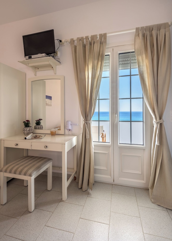 GIOURGAS STUDIOS & APARTMENTS