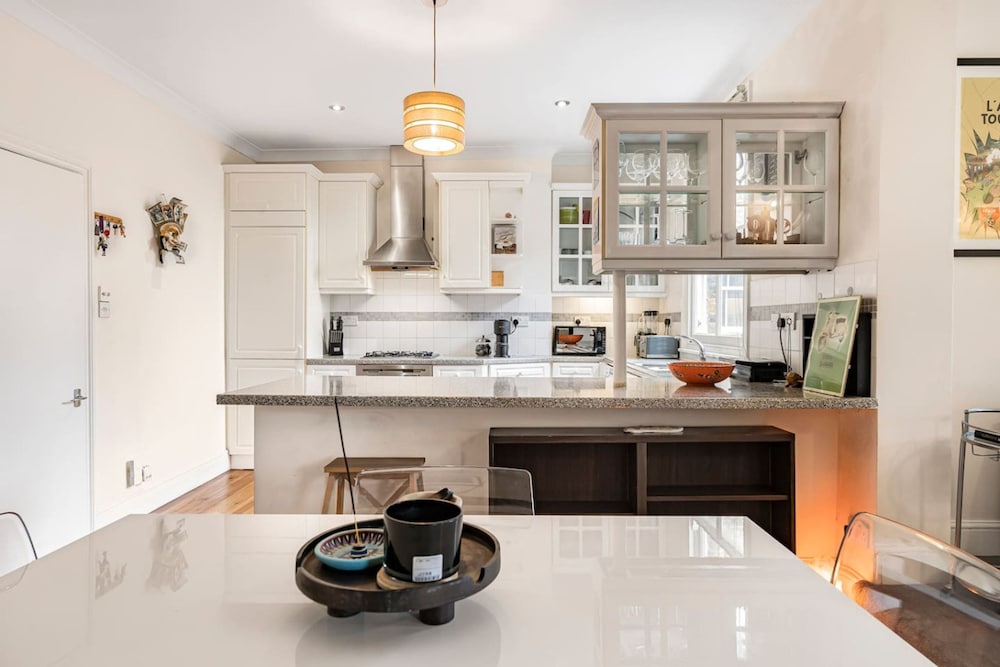 Elegant 1BR Apartment in Kensington With Balcony