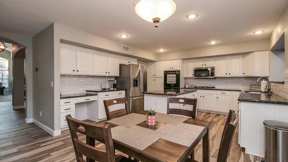 Massive 5 Bdrm Getaway W/pool, Hot Tub, Game Room!