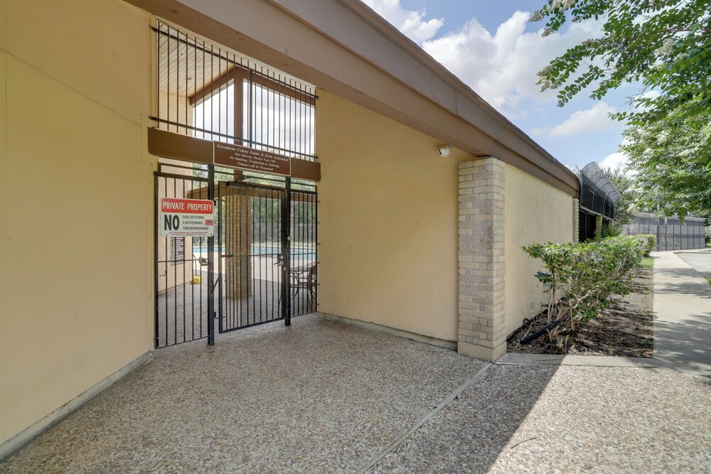 Houston Townhome 4 Mi to Airport: Central Location