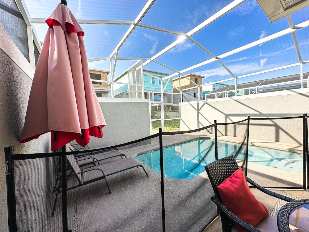 5BR Stylish Championsgatetownhome w/ Private Pool