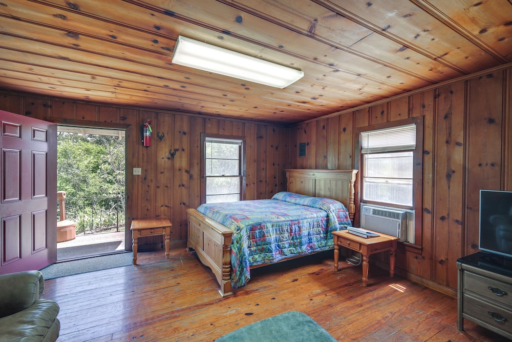 On-site Trails! Cozy Whitney Cottage 2 Mi to Lake
