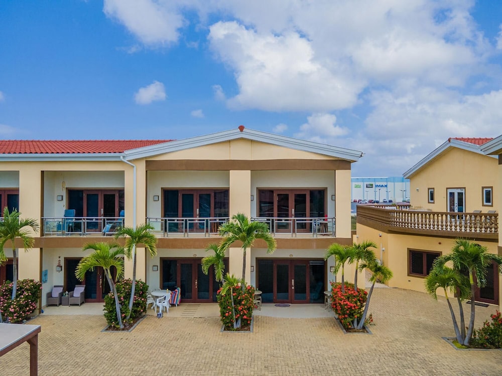 2BR 3min Walk 2 Eagle Beach Pool GYM Parking